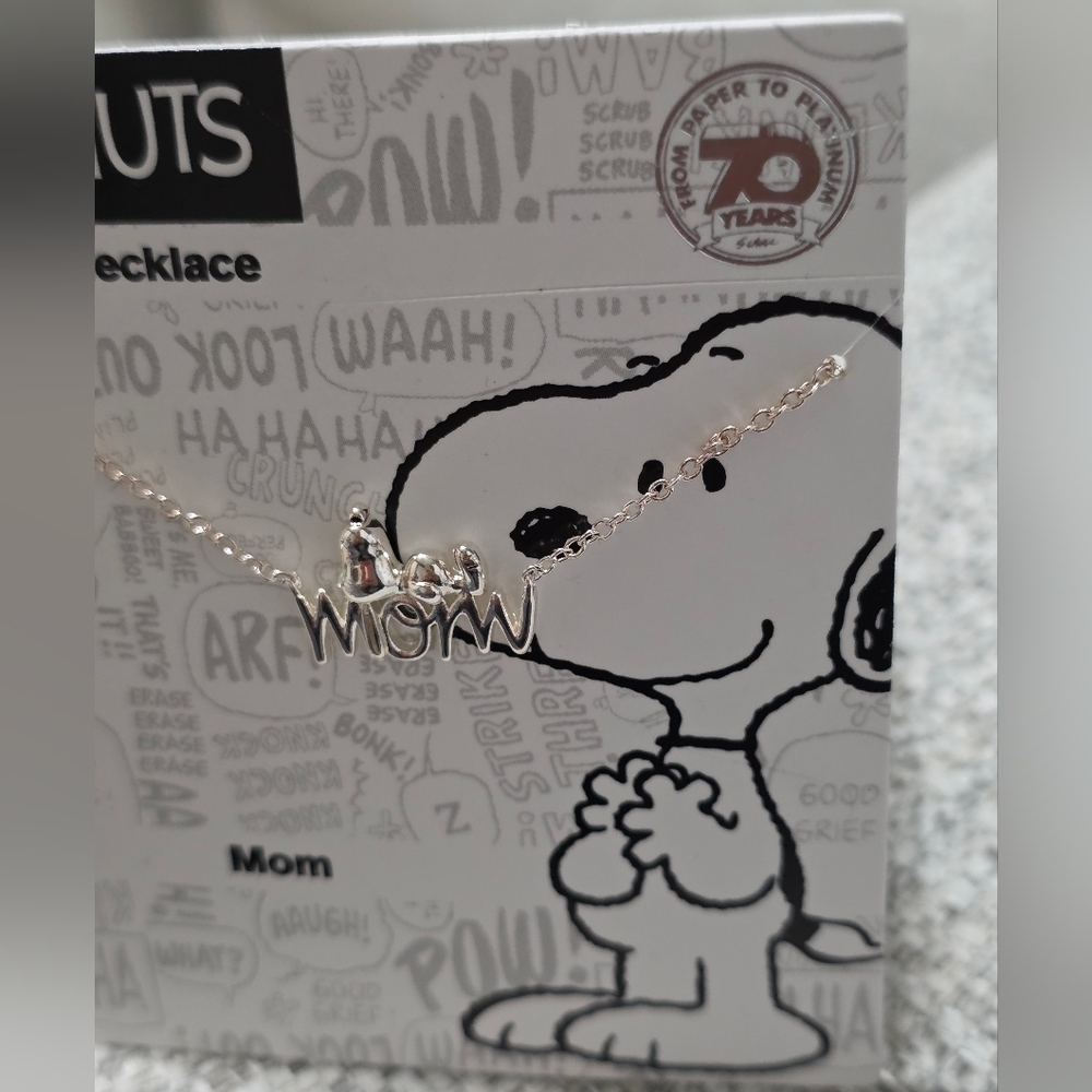 Peanuts Silver 'Mom' Necklace with Snoopy - Picture 6 of 7